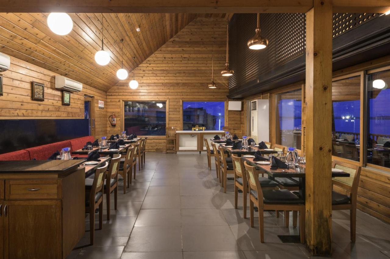 Hotel Club Mahindra Ashtamudi à Nīndakara Extérieur photo