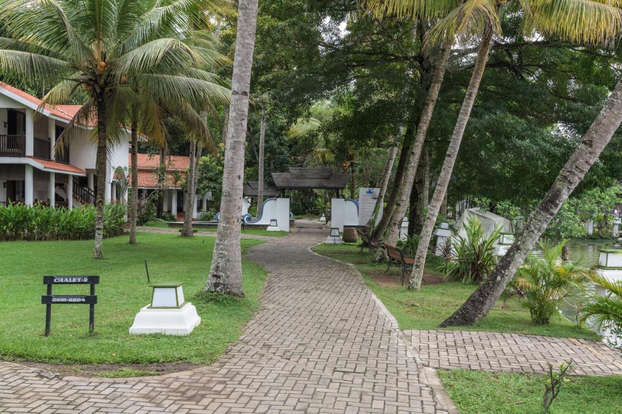 Hotel Club Mahindra Ashtamudi à Nīndakara Extérieur photo