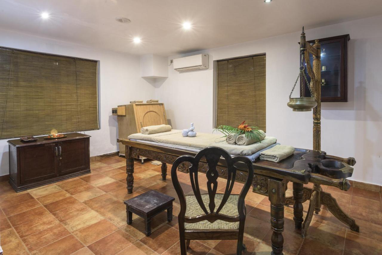 Hotel Club Mahindra Ashtamudi à Nīndakara Extérieur photo