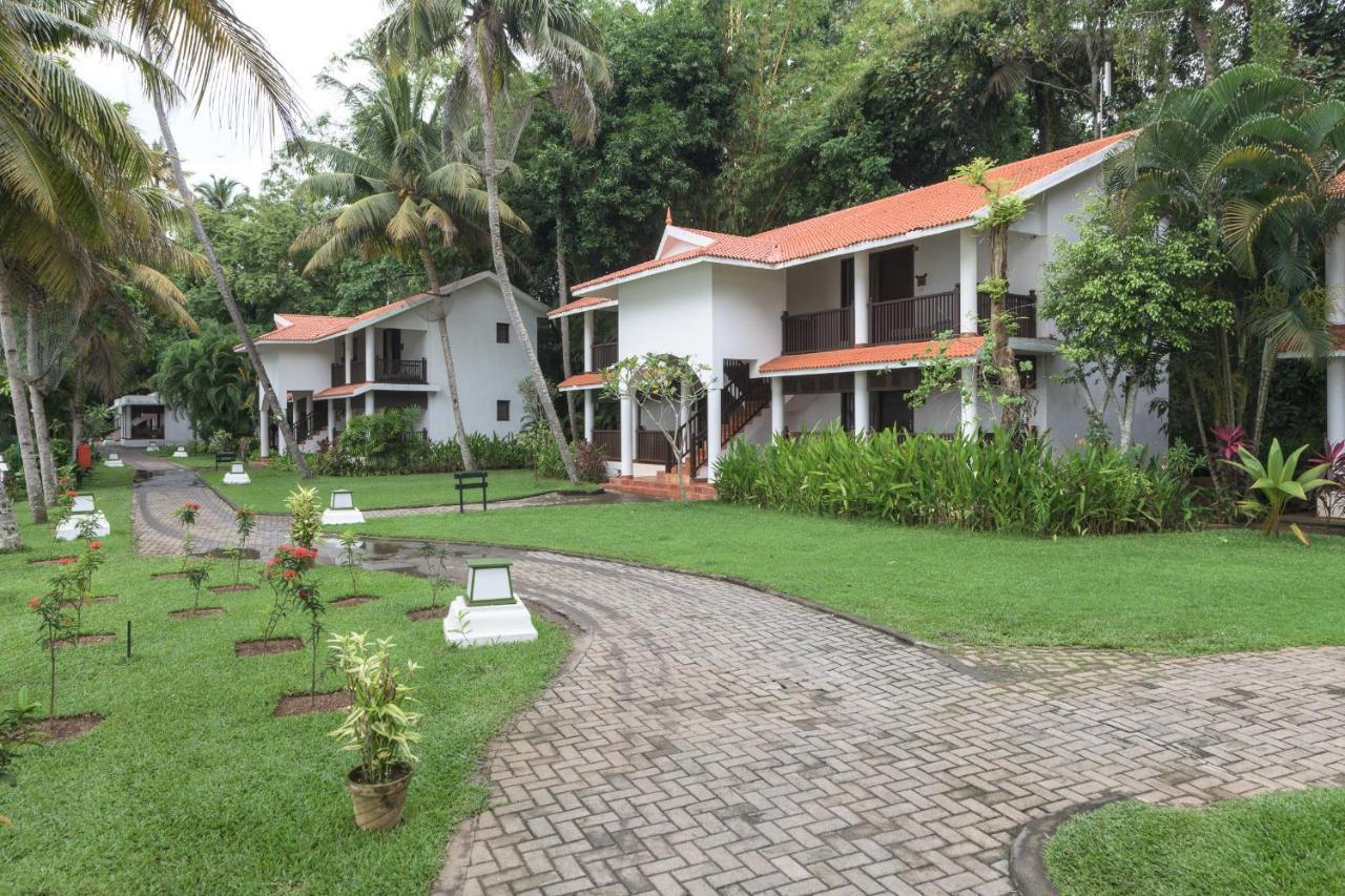 Hotel Club Mahindra Ashtamudi à Nīndakara Extérieur photo