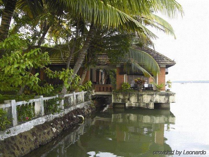 Hotel Club Mahindra Ashtamudi à Nīndakara Extérieur photo