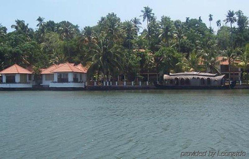 Hotel Club Mahindra Ashtamudi à Nīndakara Extérieur photo