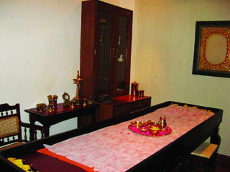 Hotel Club Mahindra Ashtamudi à Nīndakara Extérieur photo