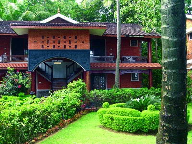Hotel Club Mahindra Ashtamudi à Nīndakara Extérieur photo