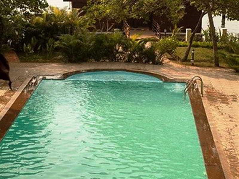 Hotel Club Mahindra Ashtamudi à Nīndakara Extérieur photo