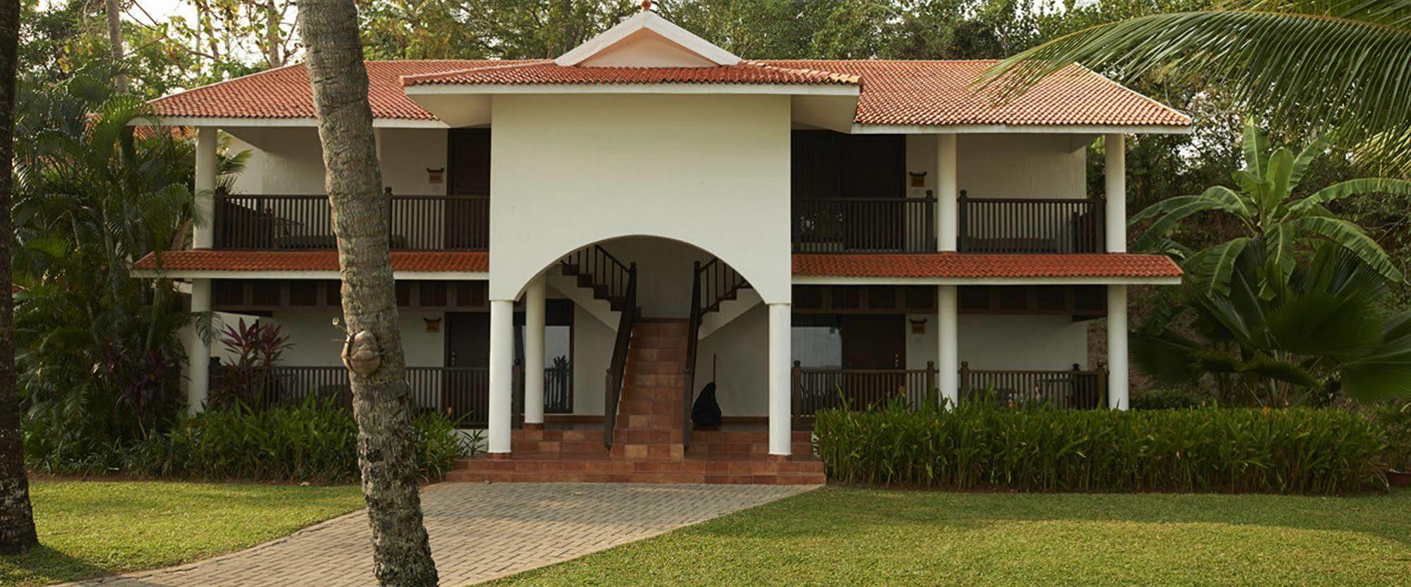 Hotel Club Mahindra Ashtamudi à Nīndakara Extérieur photo