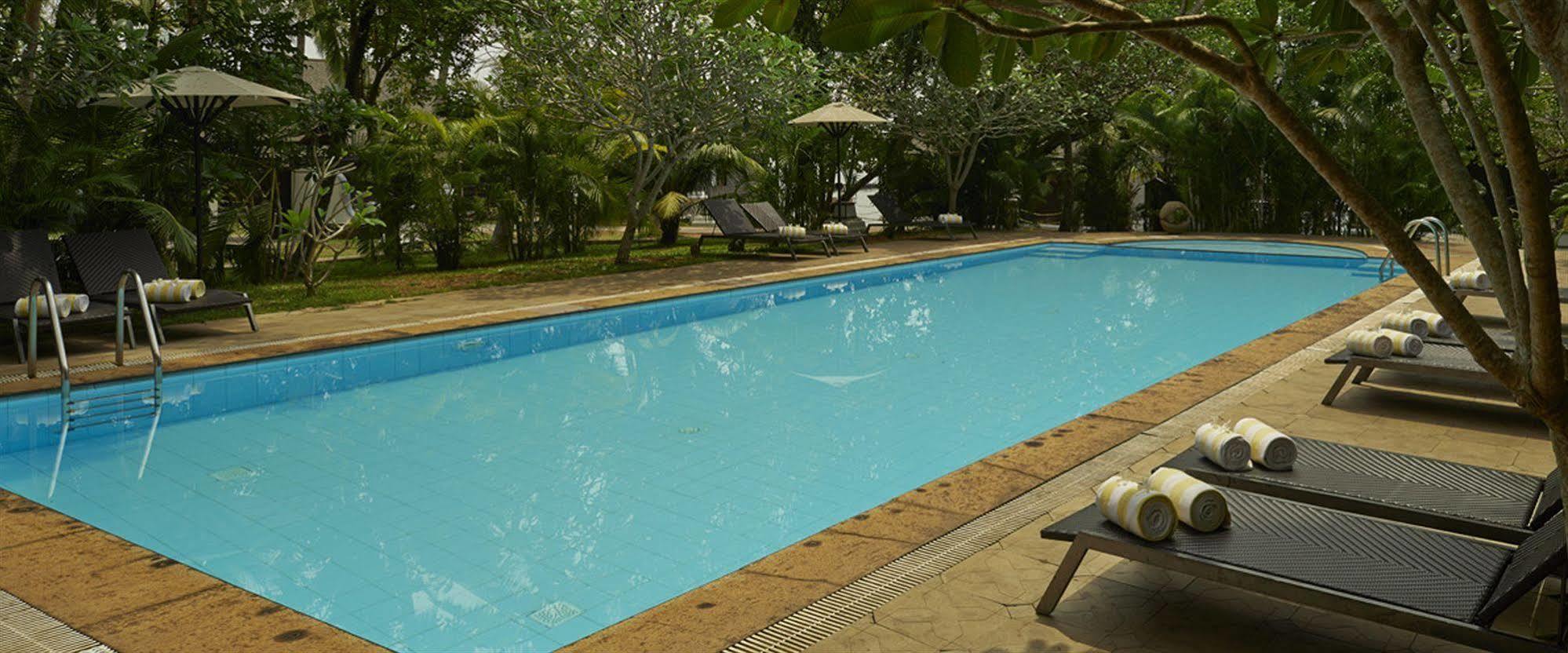 Hotel Club Mahindra Ashtamudi à Nīndakara Extérieur photo