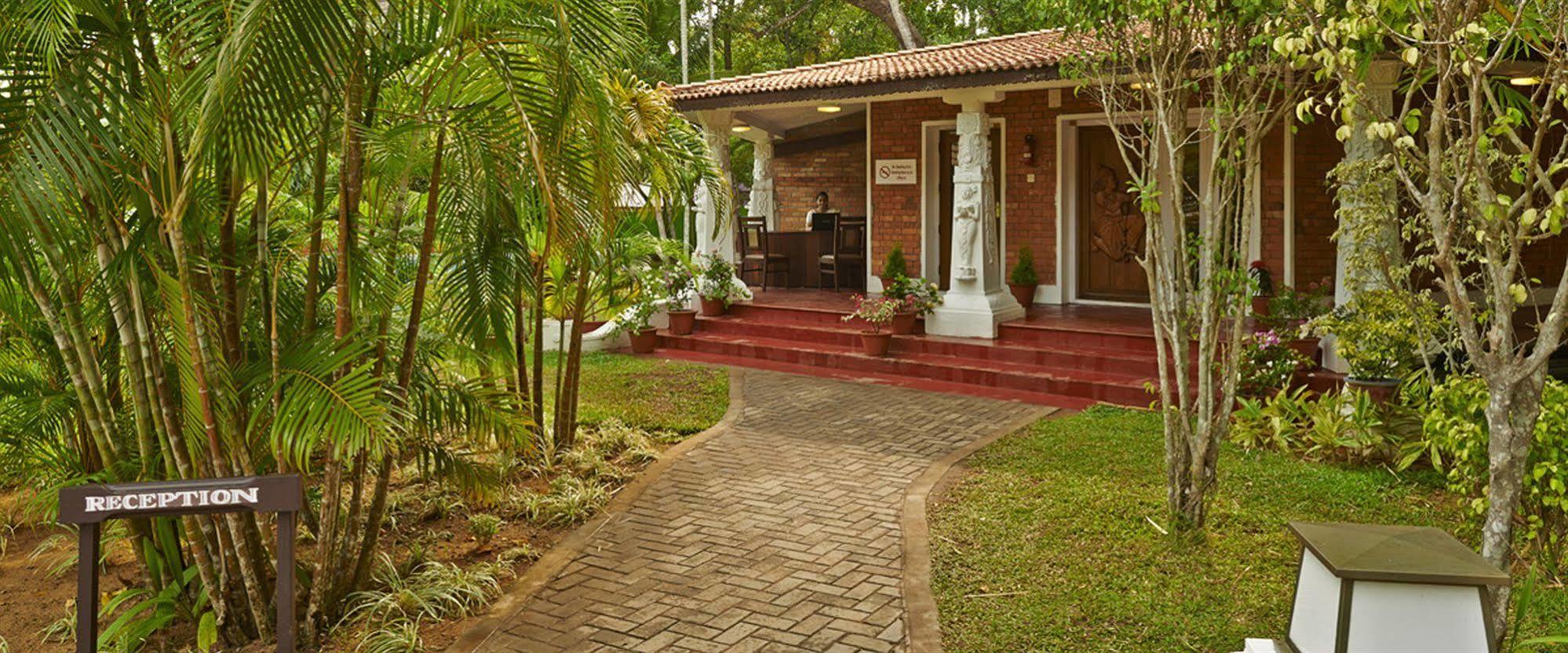 Hotel Club Mahindra Ashtamudi à Nīndakara Extérieur photo