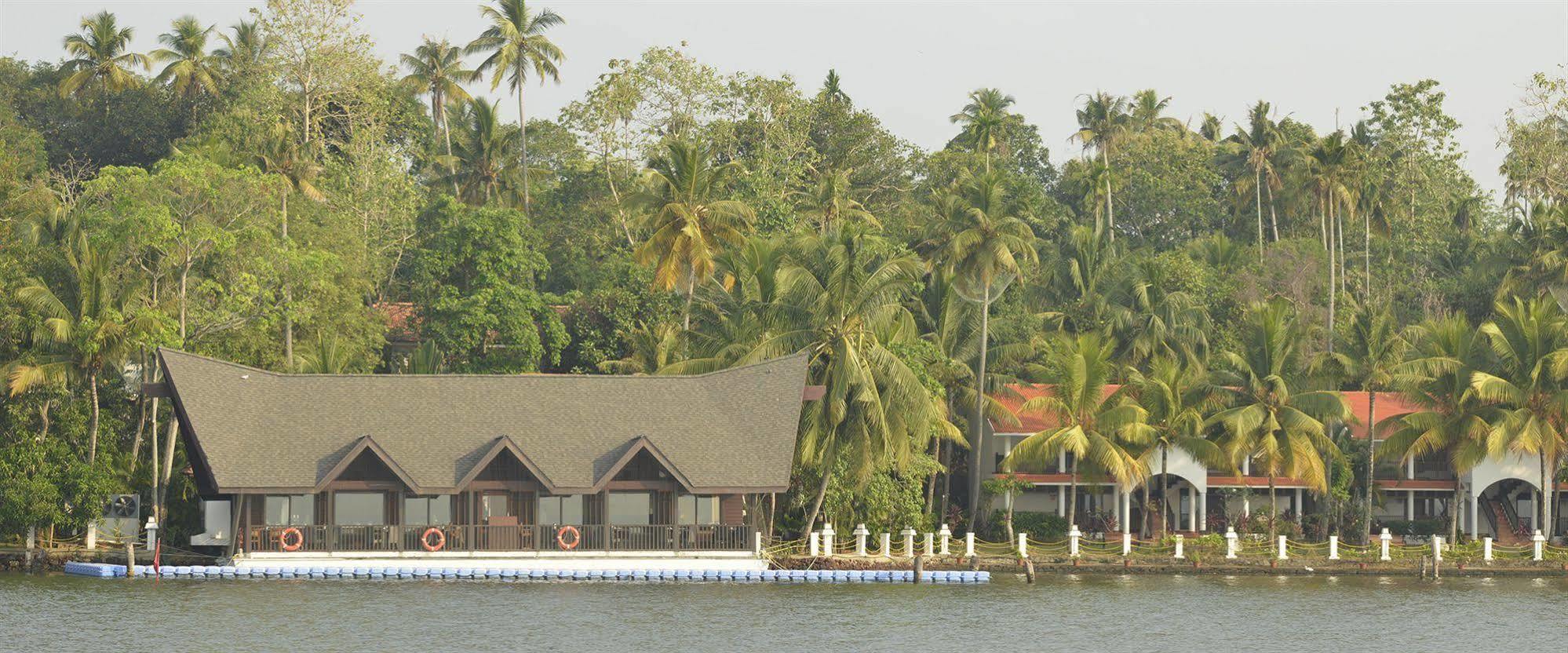Hotel Club Mahindra Ashtamudi à Nīndakara Extérieur photo