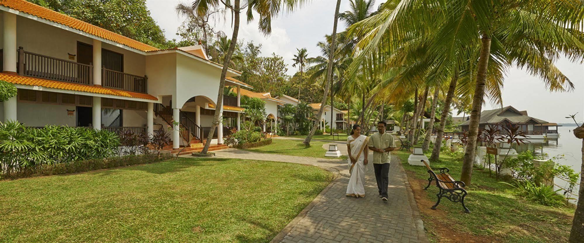 Hotel Club Mahindra Ashtamudi à Nīndakara Extérieur photo