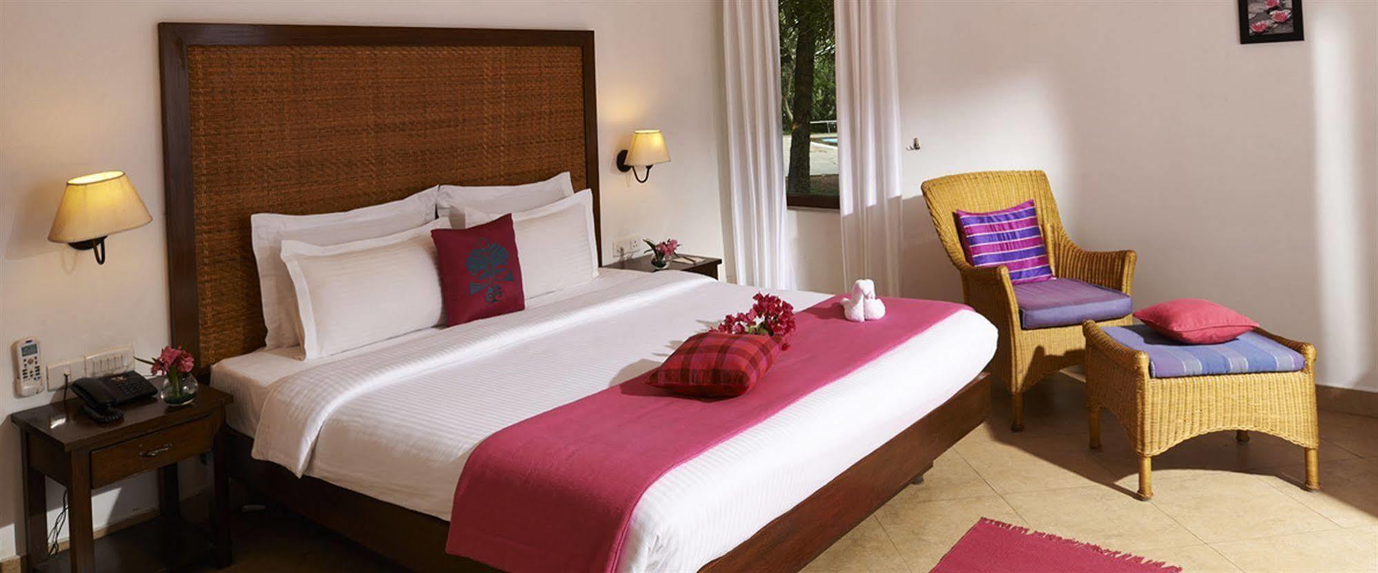 Hotel Club Mahindra Ashtamudi à Nīndakara Extérieur photo