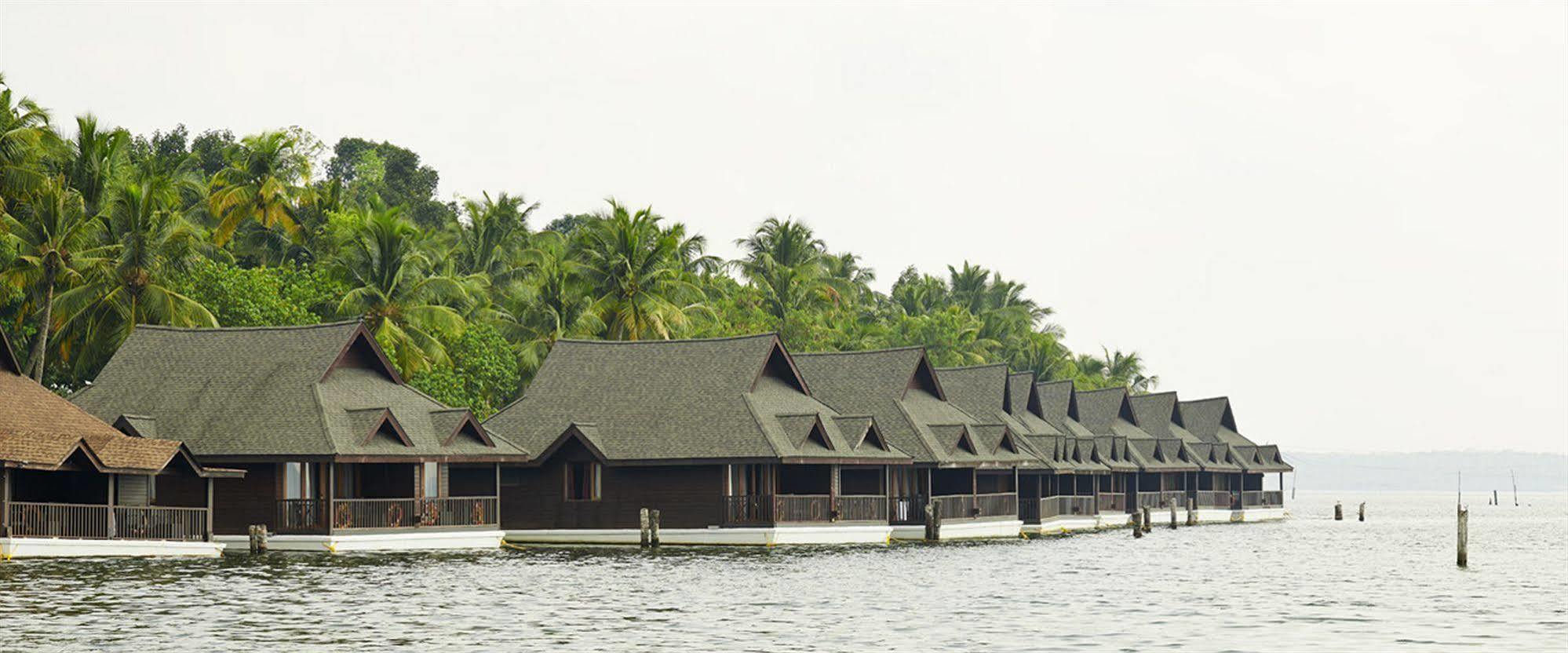 Hotel Club Mahindra Ashtamudi à Nīndakara Extérieur photo