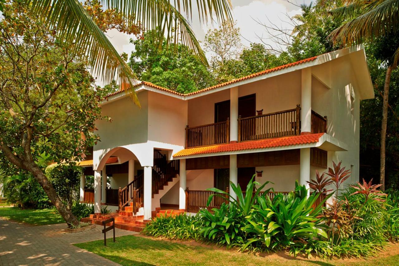 Hotel Club Mahindra Ashtamudi à Nīndakara Extérieur photo