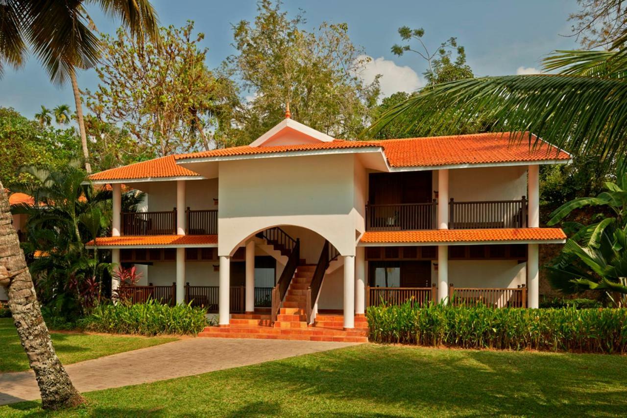 Hotel Club Mahindra Ashtamudi à Nīndakara Extérieur photo