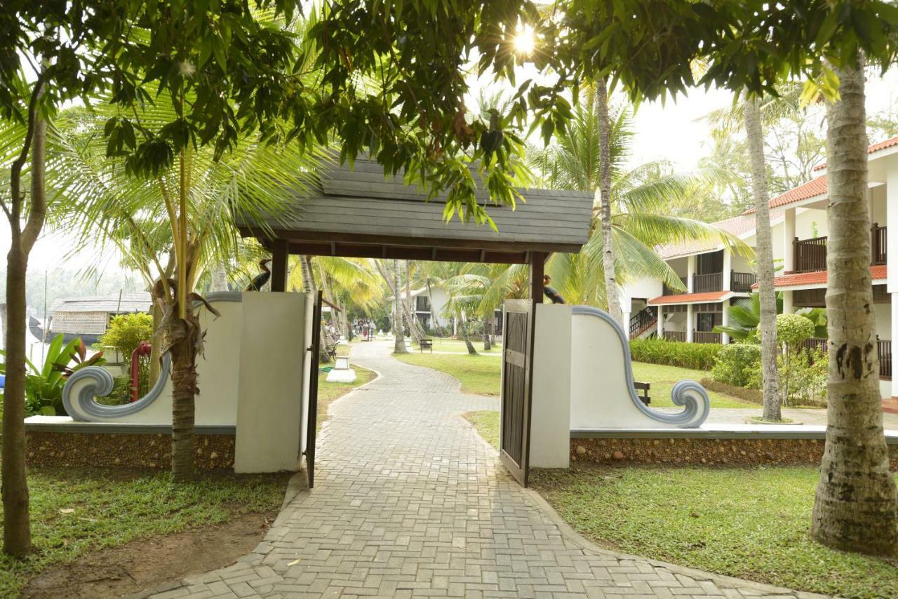 Hotel Club Mahindra Ashtamudi à Nīndakara Extérieur photo